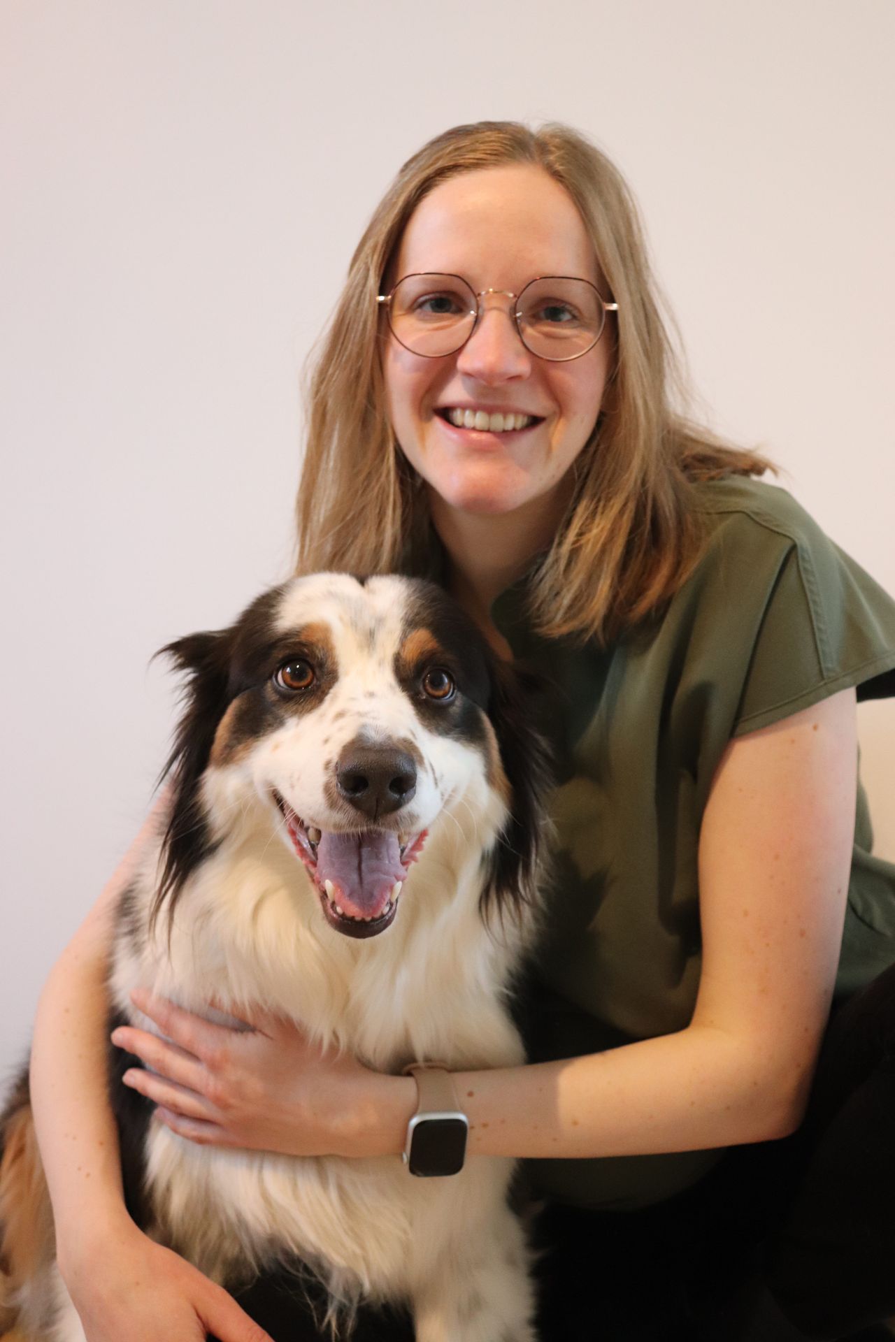 Pauline De Meese Docteur Vétérinaire avec un chien