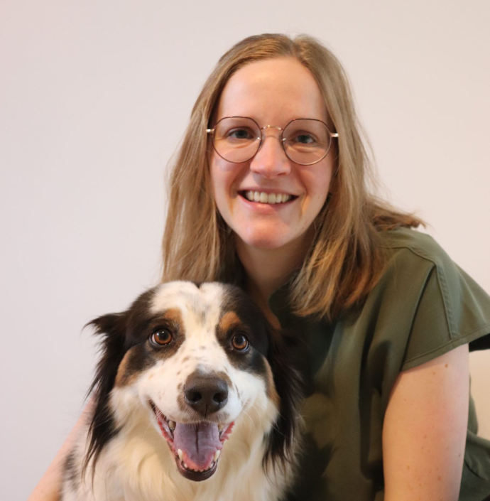 Pauline De Meese Docteur Vétérinaire avec un chien