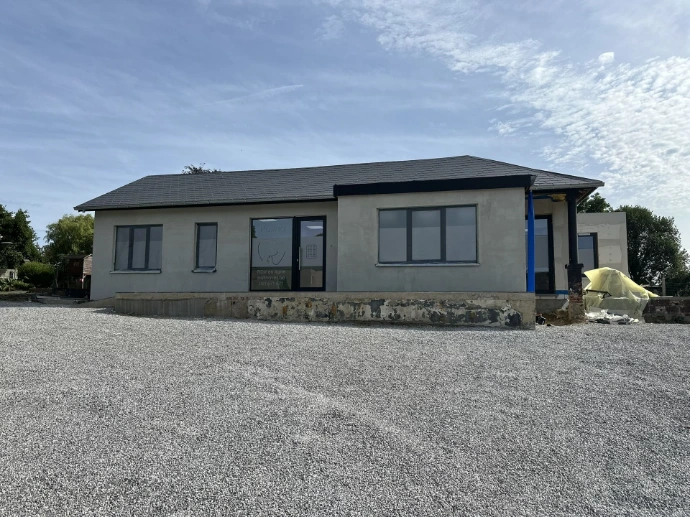 Cabinet vétérinaire Palina – Entrée de la clinique Façade du cabinet vétérinaire Palina avec parking privé, clinique vétérinaire moderne accueillant chiens, chats et nouveaux animaux de compagnie.