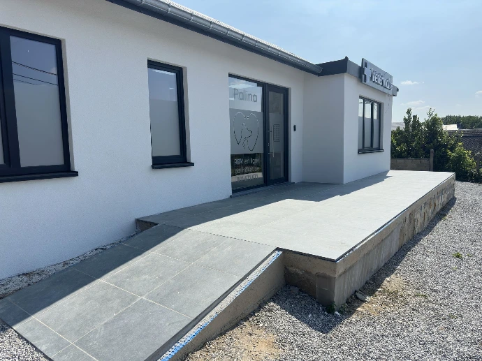 Entrée accessible du cabinet vétérinaire Palina avec rampe d'accès PMR pour faciliter l'accueil des animaux et de leurs propriétaires.