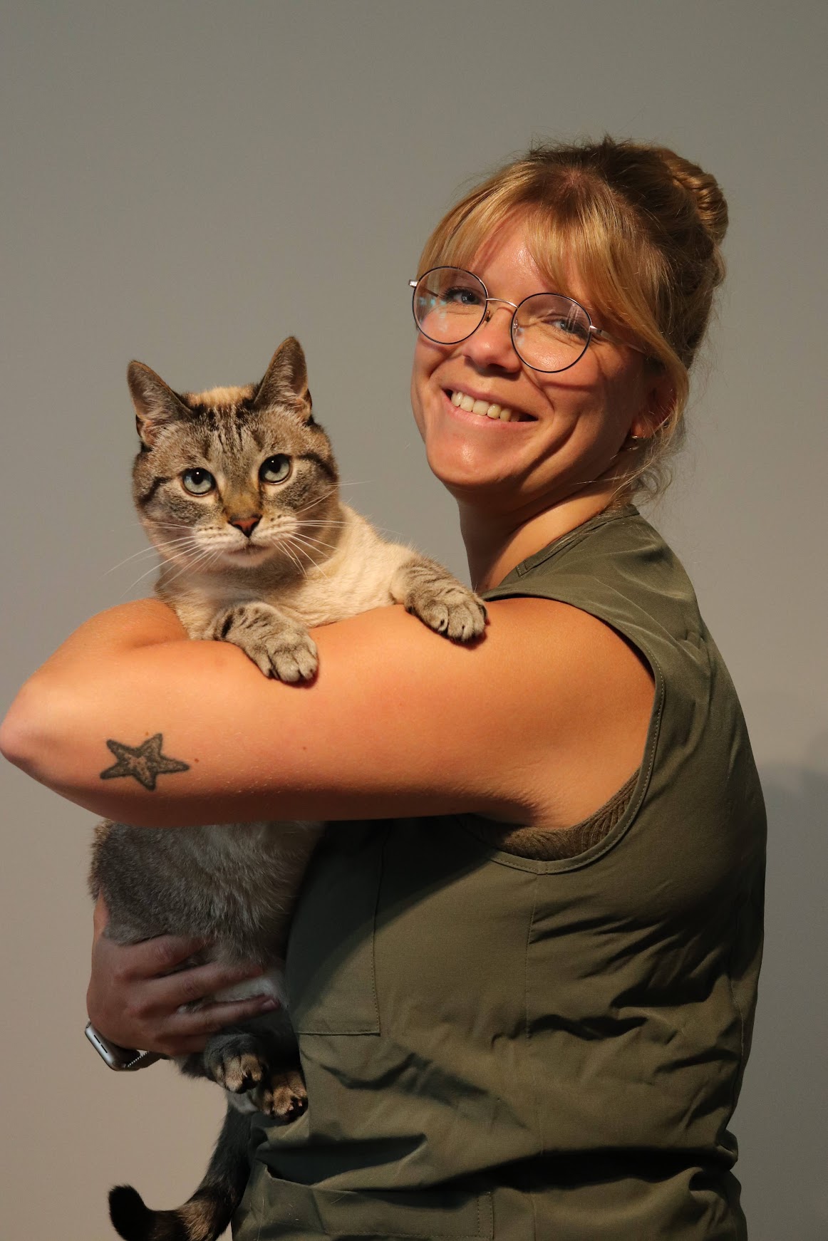 Nathalie Hairion Docteur Vétérinaire avec un chat